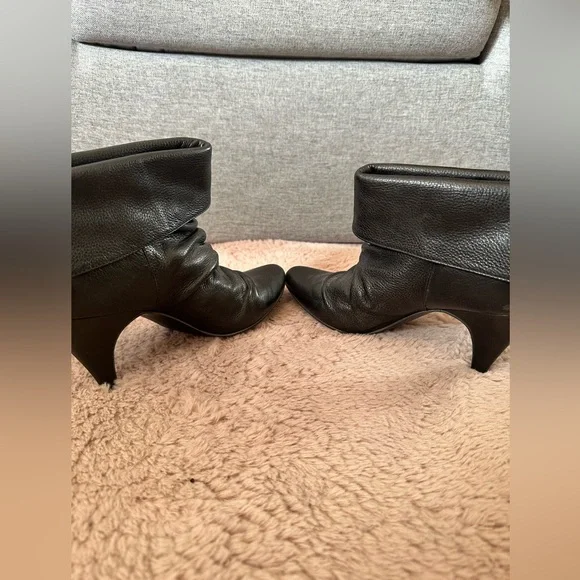 Steve Madden Vintage Aplegate Black Ankle Booties with Ruched Leather Design - Picture 4 of 6